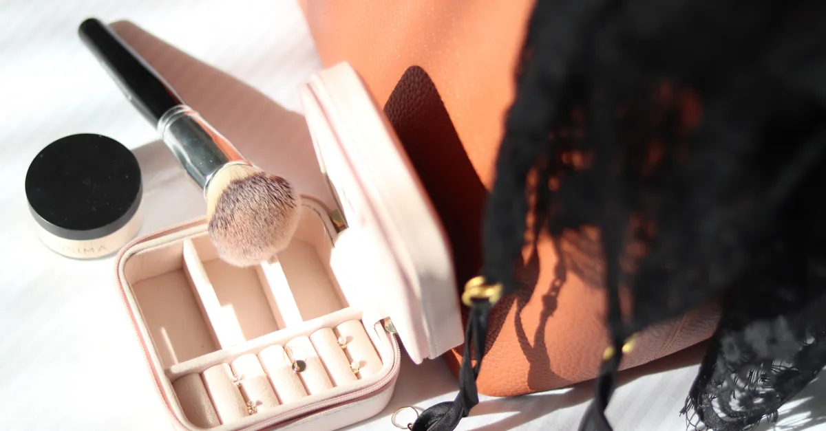 5 Best Travel Jewelry Organizers to Keep Necklaces and Earrings Tangle Free